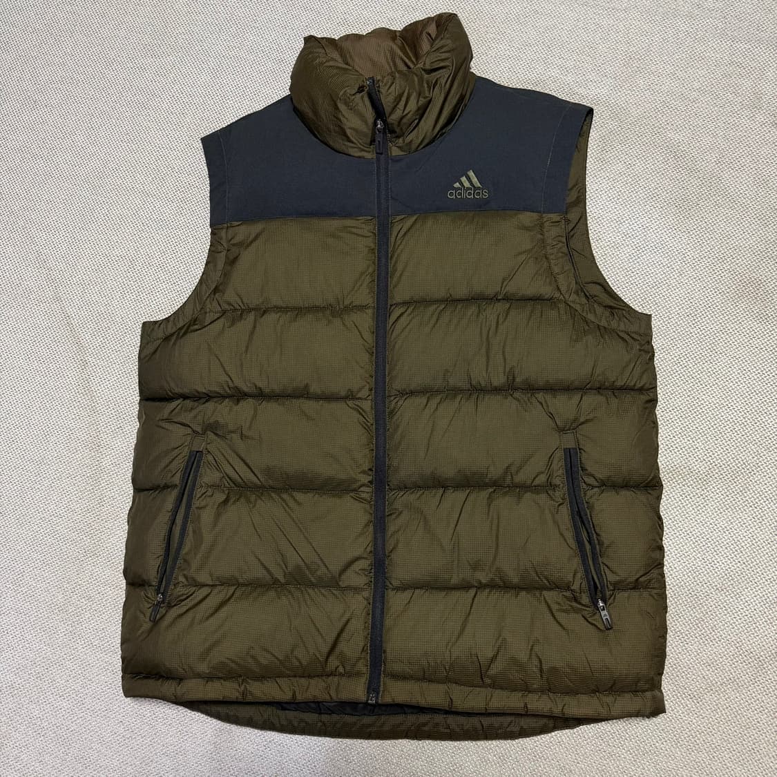 아디다스 카키 패딩 조끼 상품이미지1