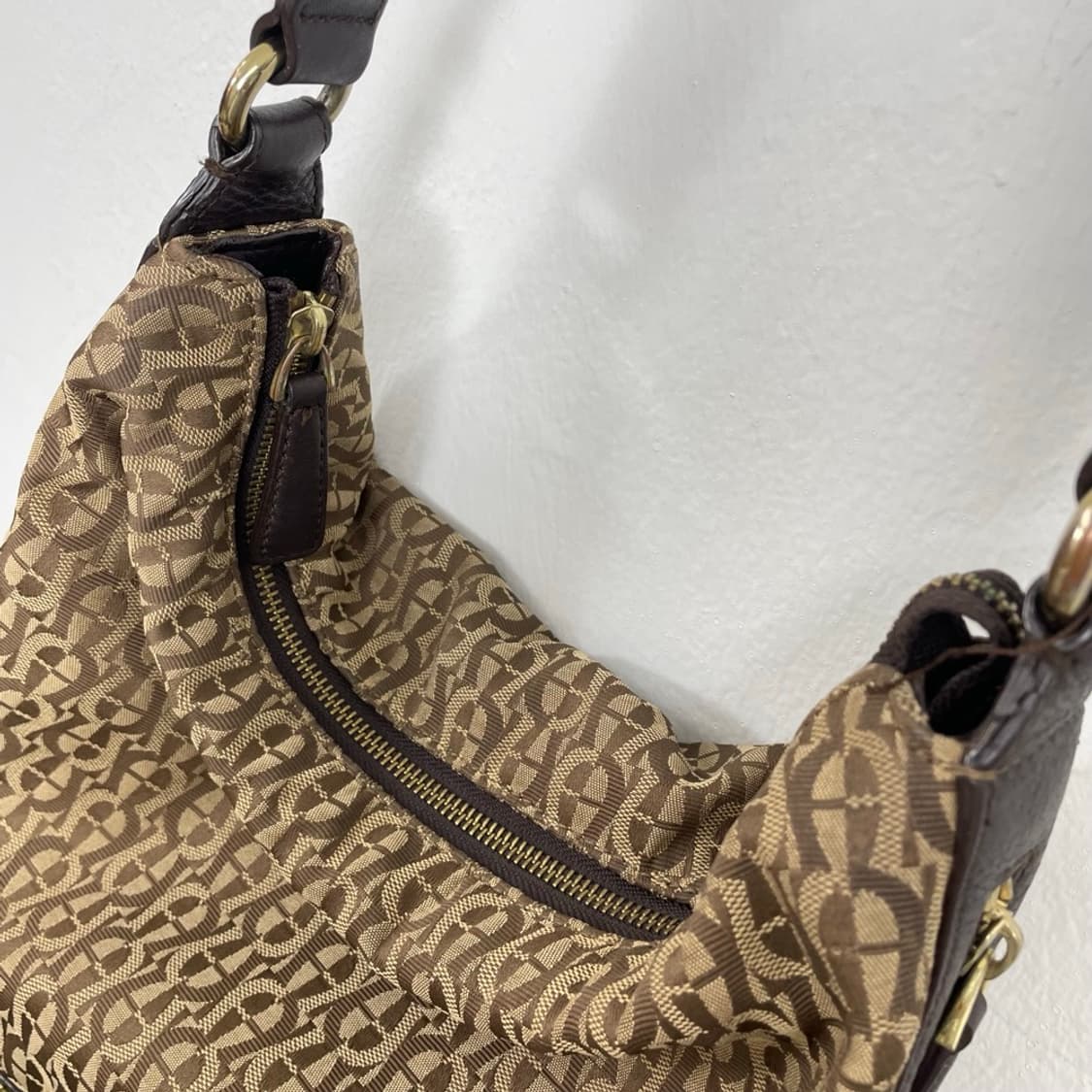 아이그너 AIGNER 브라운 모노그램 가죽 호보백 상품이미지7