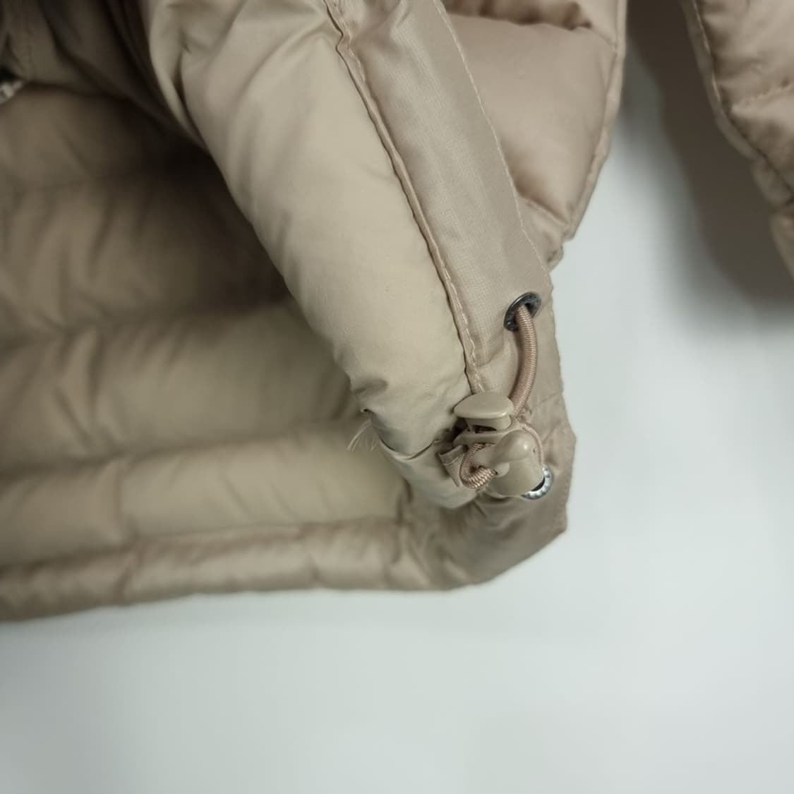 [노스페이스] 로고 자수 슬림핏 구스다운 경량 패딩 M19524 상품이미지7