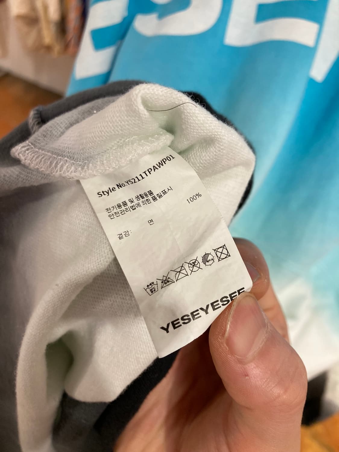 예스아이씨(YESEYESEE) 그라데이션 로고 오버핏 맨투맨 상품이미지4