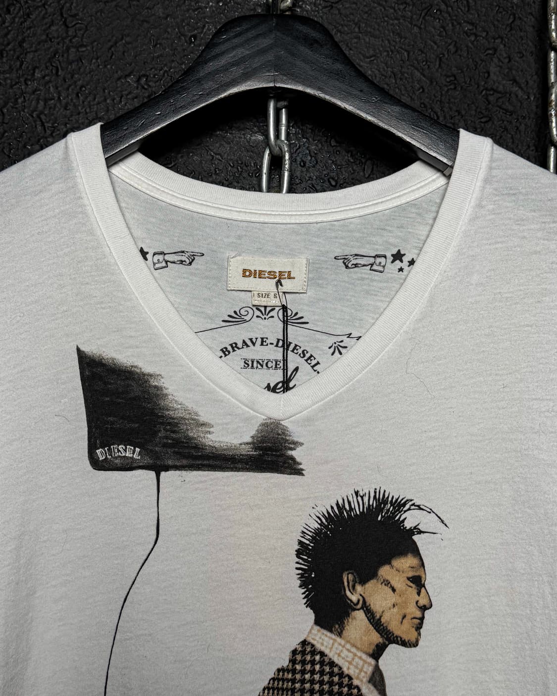 DIESEL Gold – Graphic V-Neck T-Shirt  상품이미지7