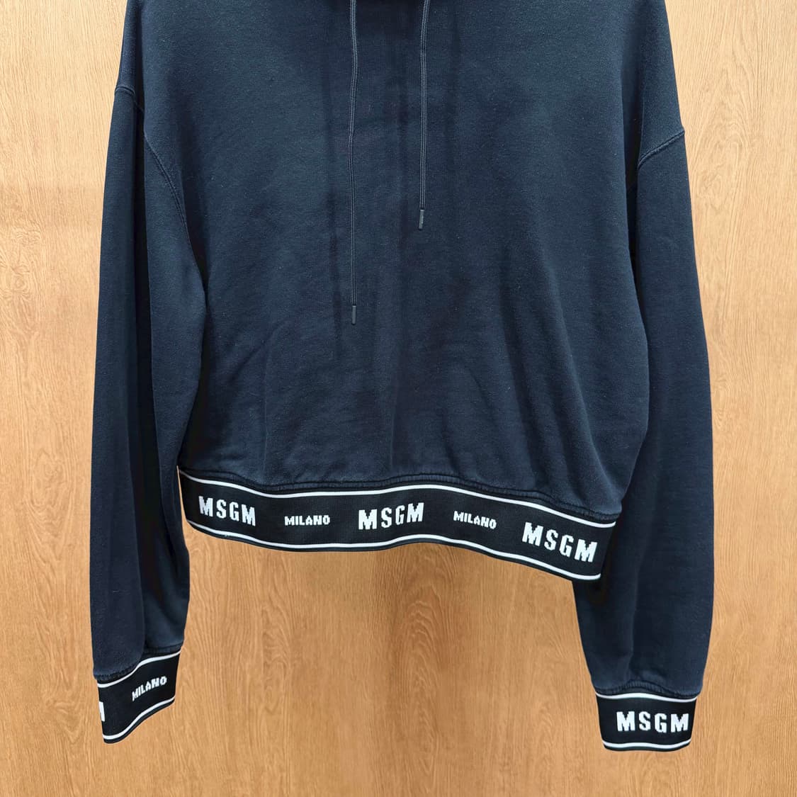 MSGM 크롭 긴팔 후드 티셔츠 밑단 소매 로고 밴드 스트링 디테일 블랙 상품이미지5