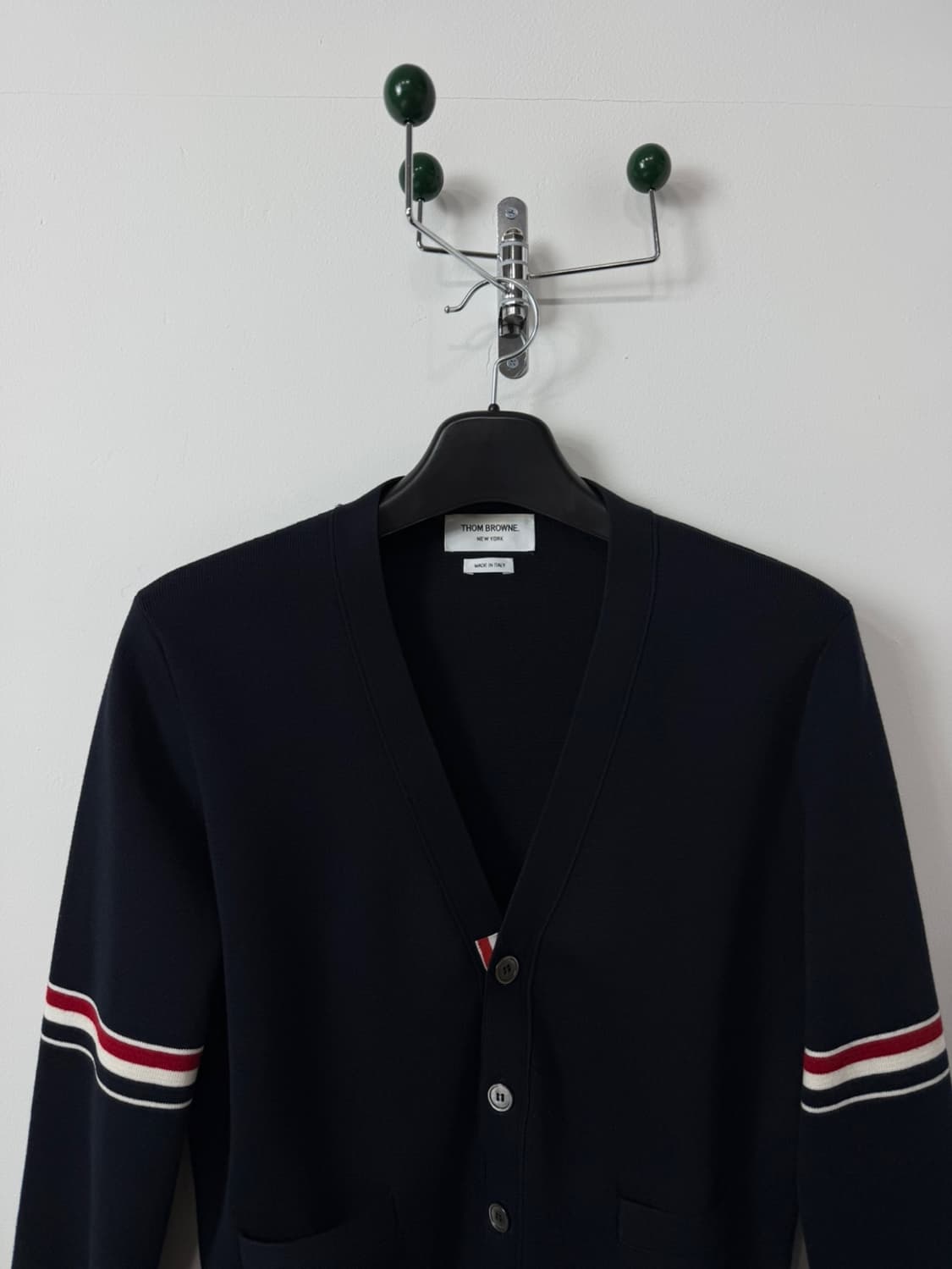 톰브라운 밀라노 스티치 스트라이프 암밴드 브이넥 가디건  상품이미지3