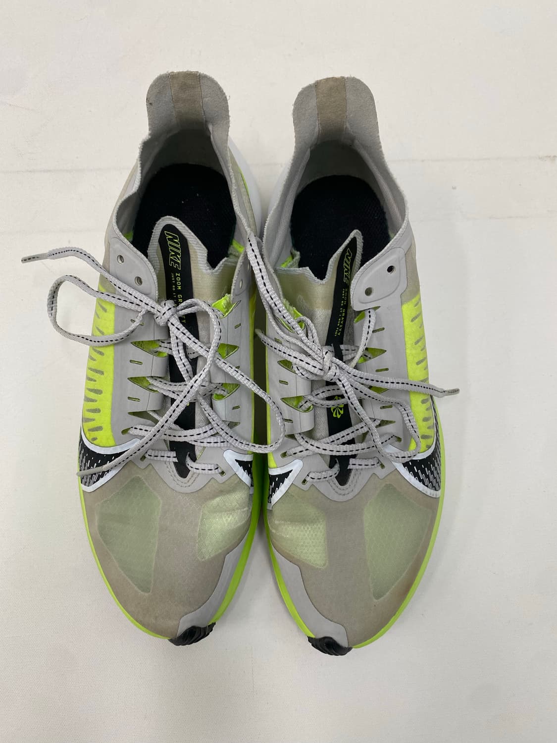 나이키 줌 그래비티 런닝화 회색/형광 255 (245추천) 상품이미지1