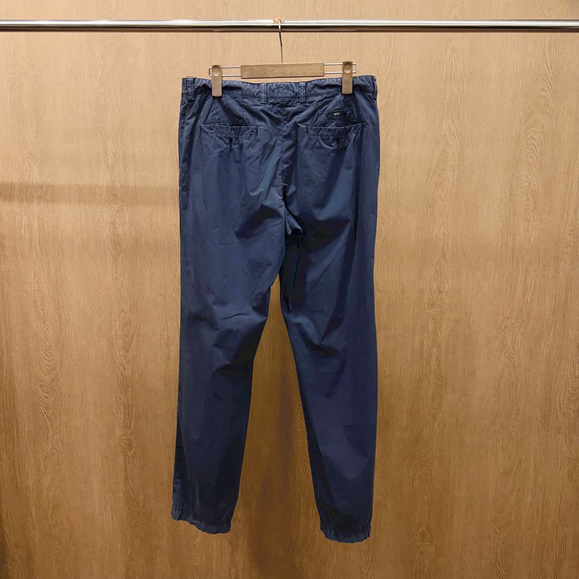 휴고 보스 코튼 트윌 팬츠 백 로고 탭 디테일 스트레이트핏 블루 상품이미지3