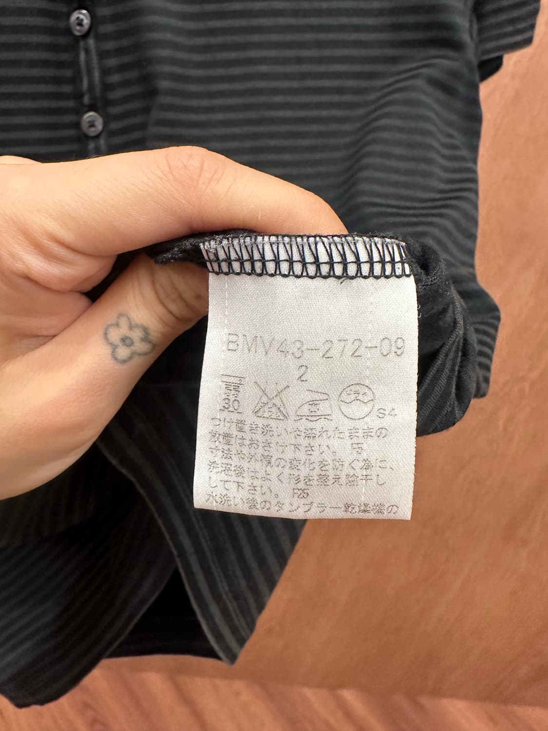 버버리 블랙 라벨 반팔 티셔츠 스트라이프 단가라 버튼 디테일 차콜 상품이미지8