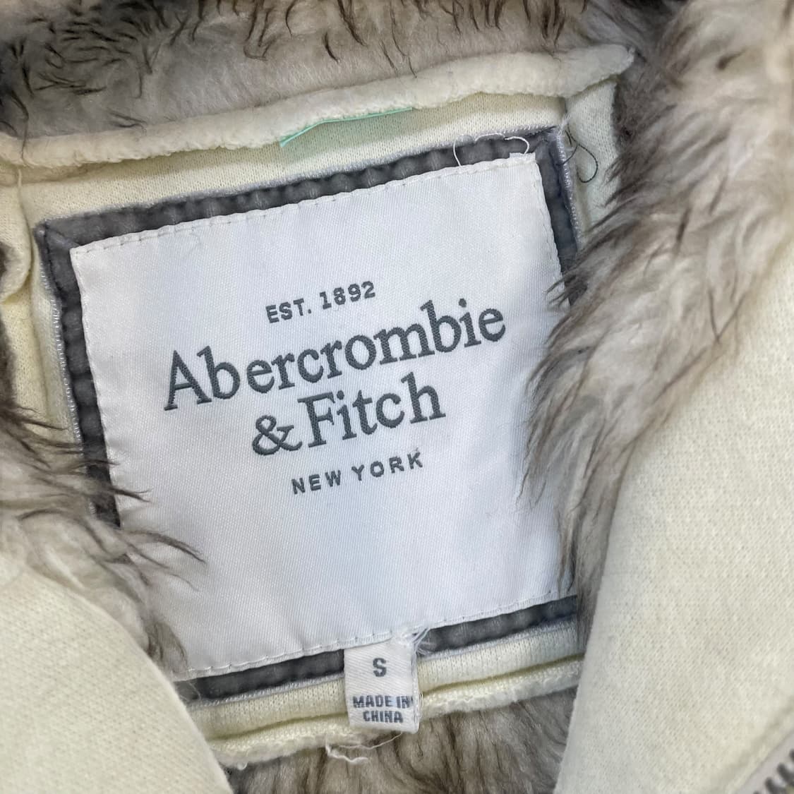아베크롬비 스펠 로고 울프죠 후드퍼 집업 아이보리 상품이미지4