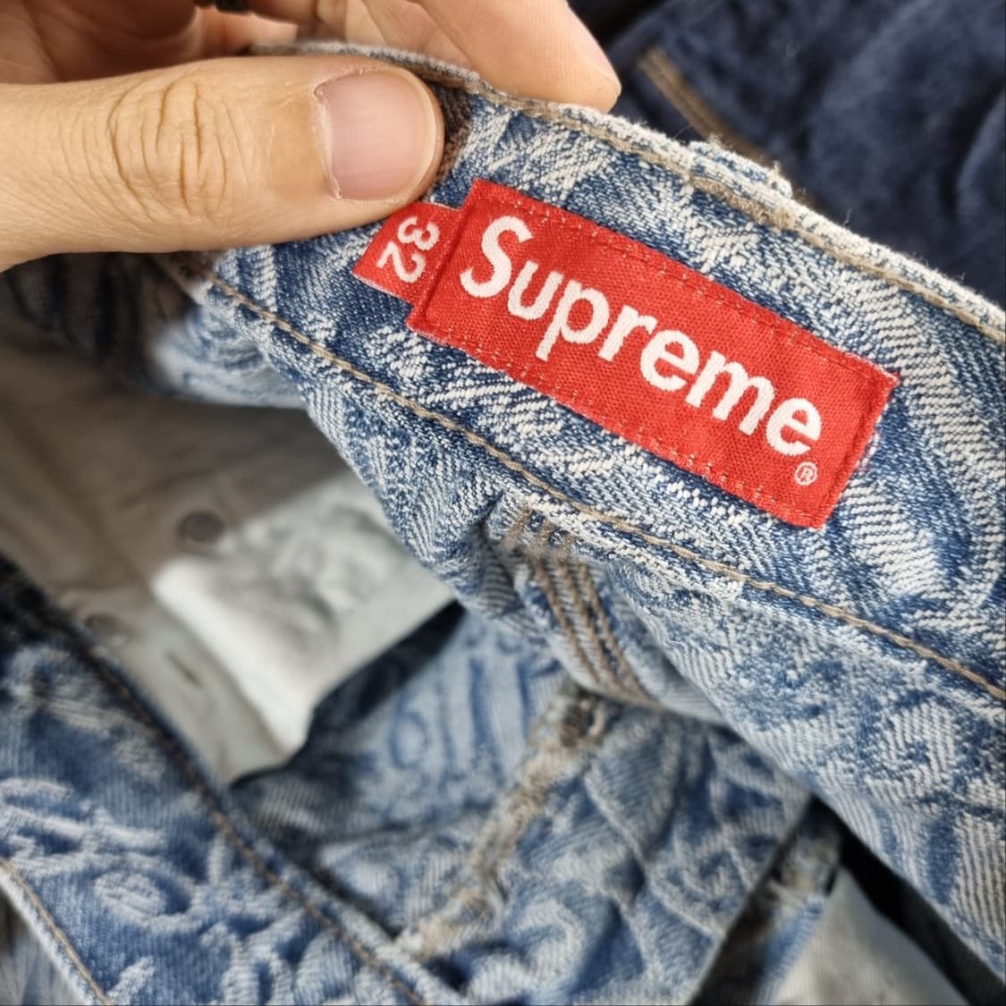 슈프림 올오버 로고 데님 팬츠 상품이미지4