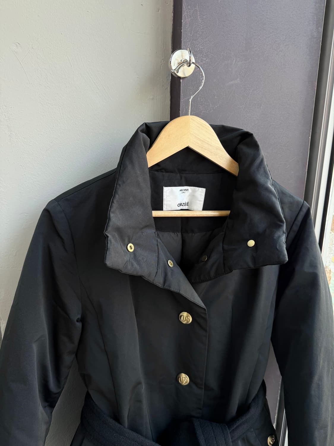 82/ 오브제 23FW 금장버튼 구스 패딩코트 상품이미지3