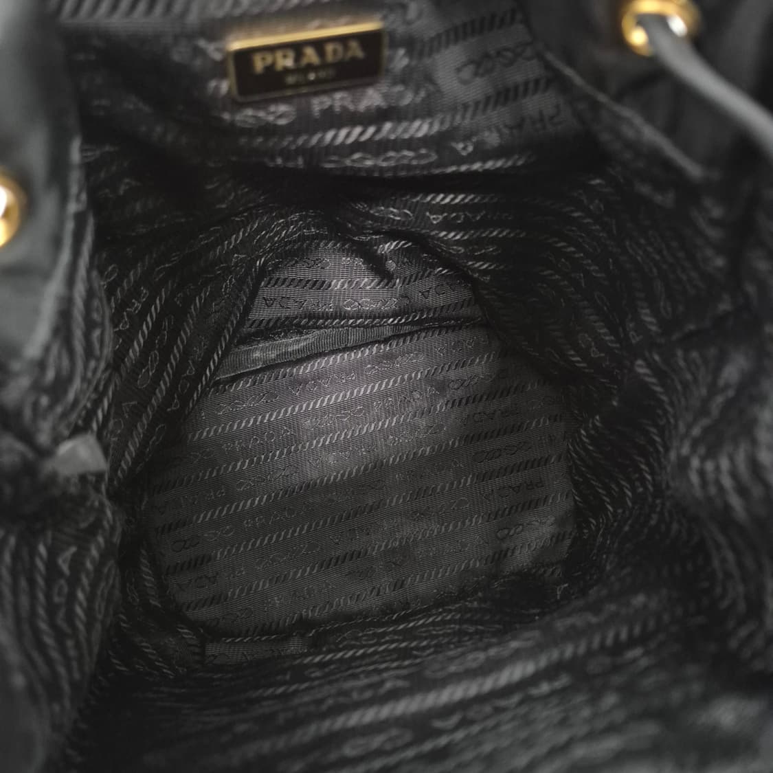 프라다 삼각로고 나일론 테수토 버킷백 블랙 상품이미지9