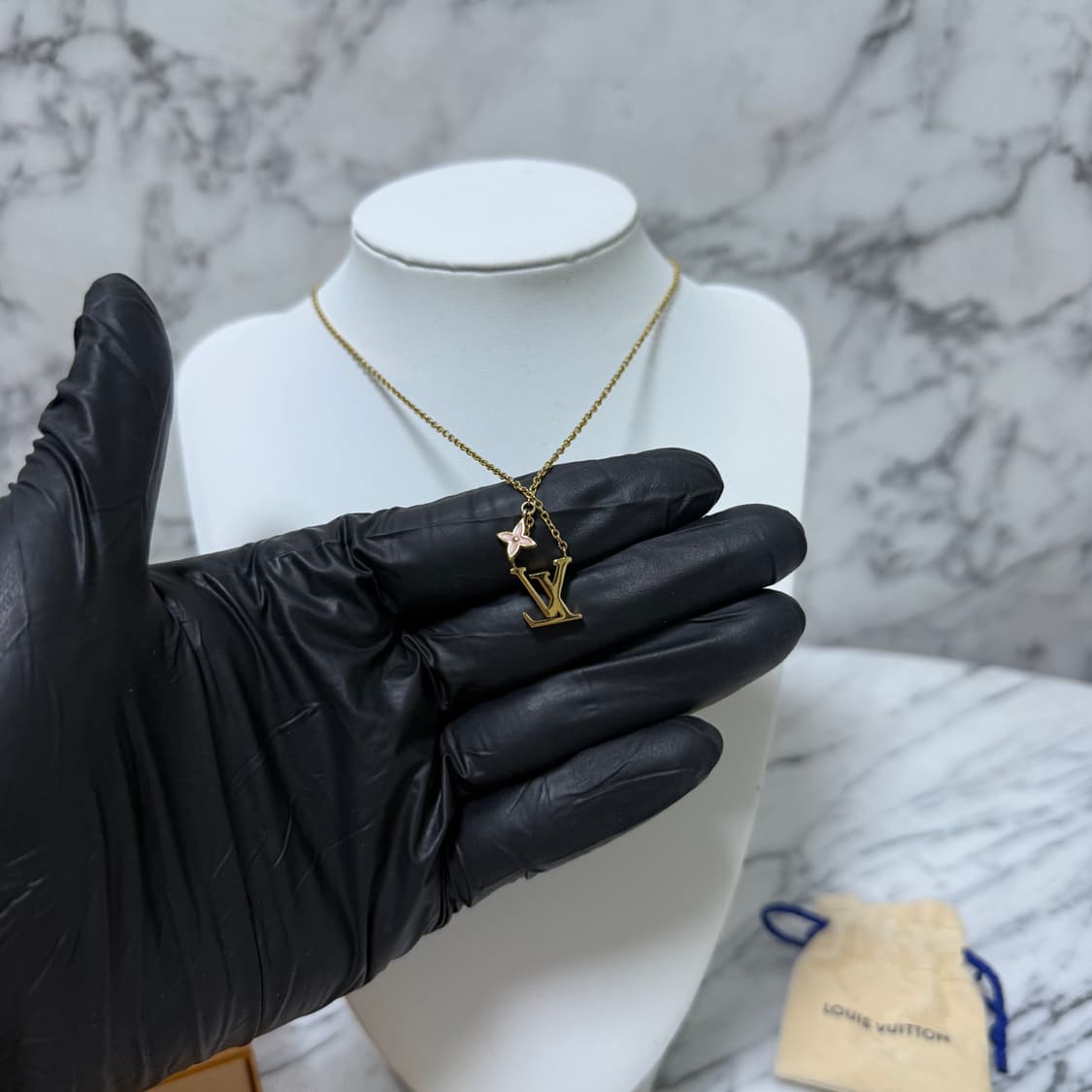 루이비통 아이코닉 에나멜 네크리스 목걸이
 상품이미지4