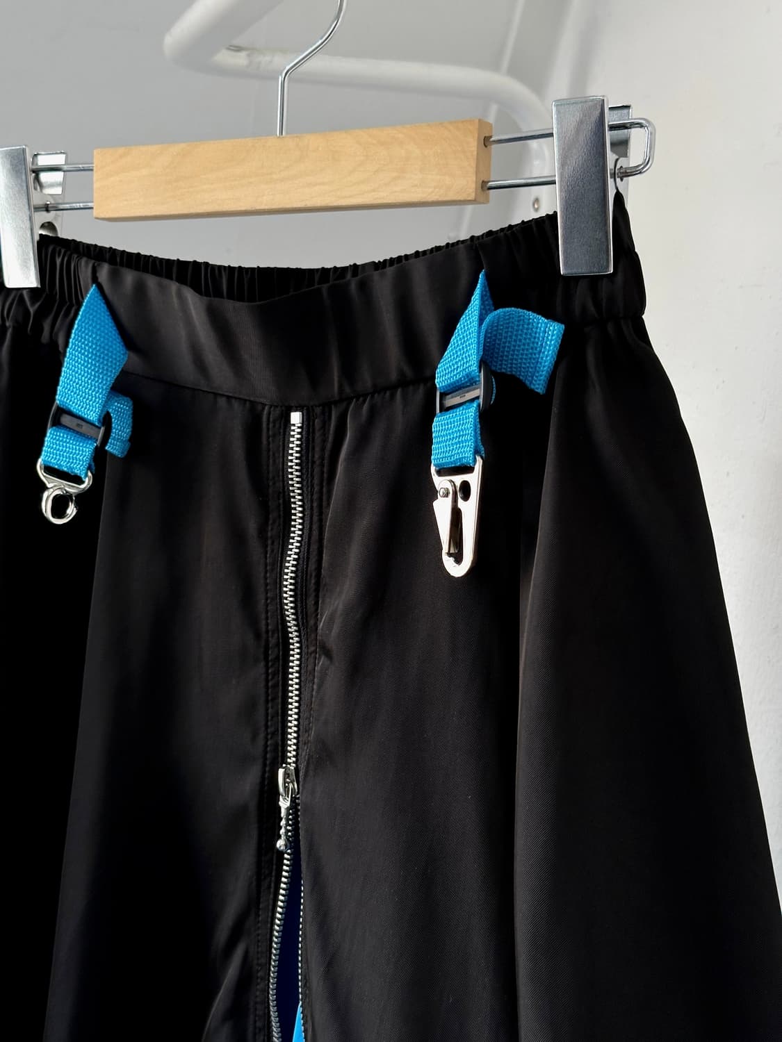 Silky fabric front zip design skirt 상품이미지2