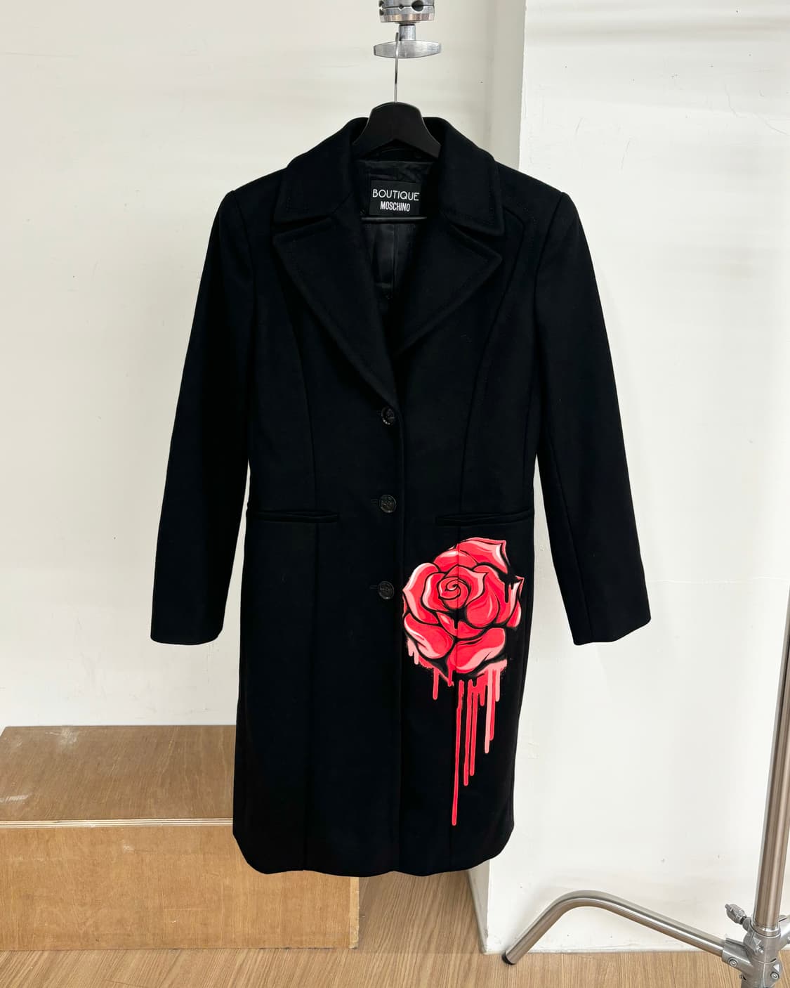 모스키노 로즈 프린팅 블랙 울 코트 상품이미지1