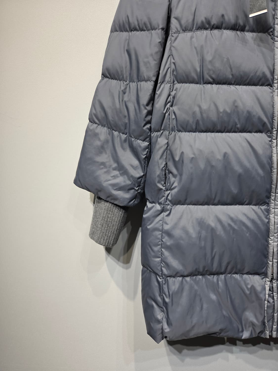 IZZAT BABA 아이잗바바 거위털 후드 롱패딩 상품이미지4