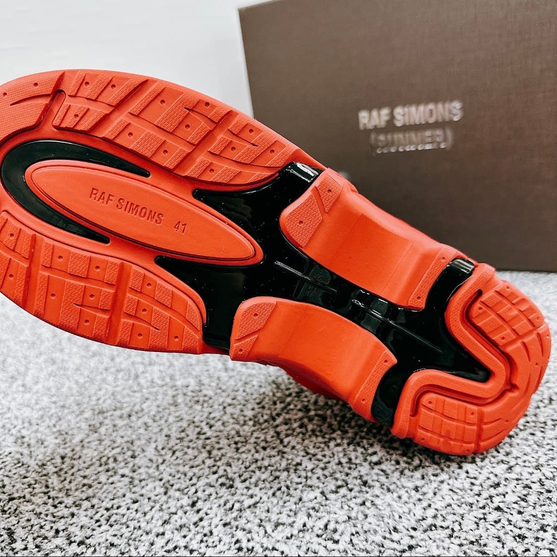 라프 시몬스 남성 블랙 레드 ANTEI 스니커즈   상품이미지5