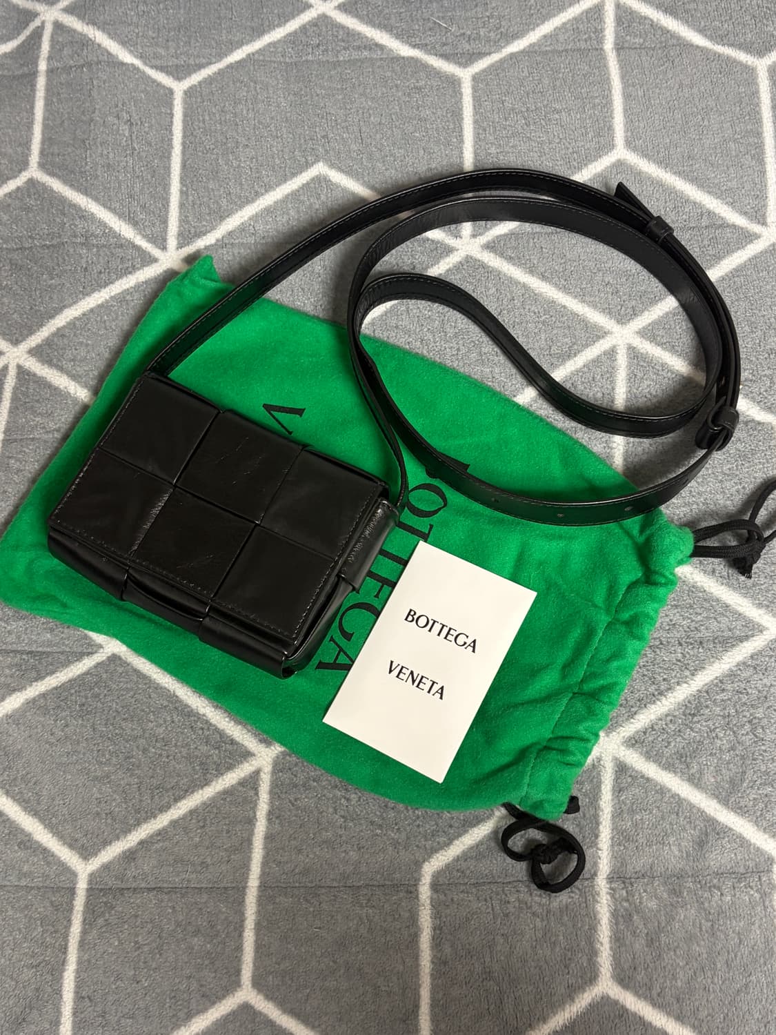 보테가베네타 미니 레더 카세트백 블랙 유광 상품이미지1