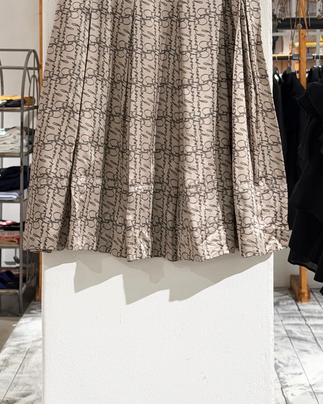 버버리 베이지 새틴 프린팅 플리츠 미디스커트 상품이미지6