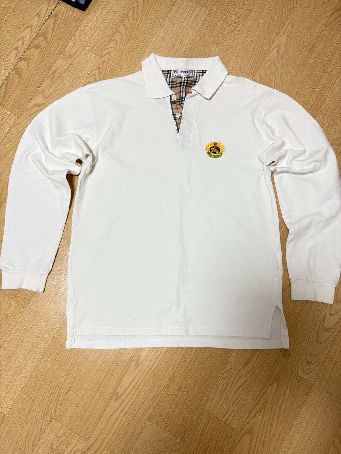 버버리 크레스트 로고 화이트 긴팔 폴로 셔츠 상품이미지1