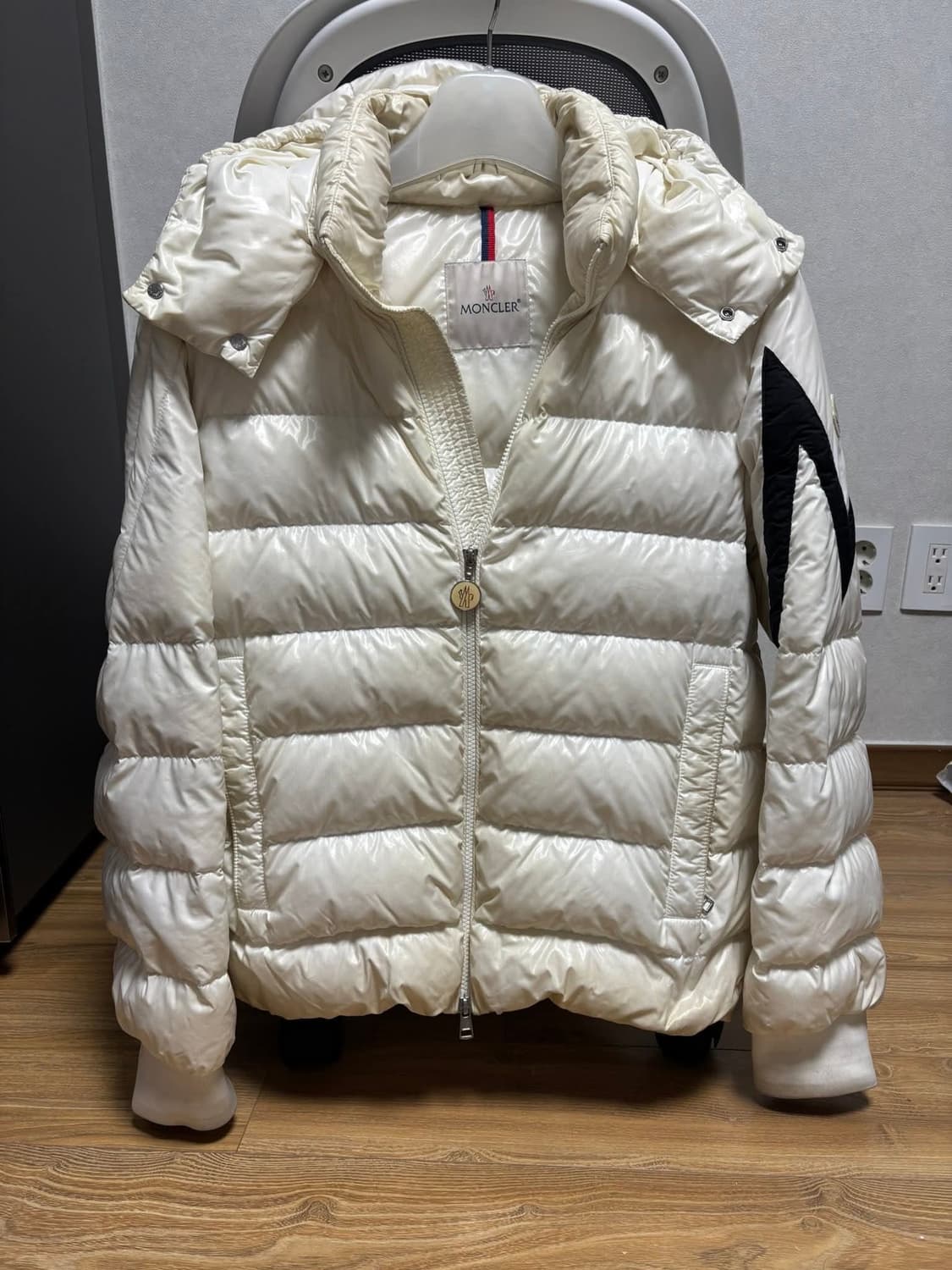 [정품] 몽클레어 유광 나일론 다운 자켓 패딩 화이트 풀구성품 M 상품이미지1