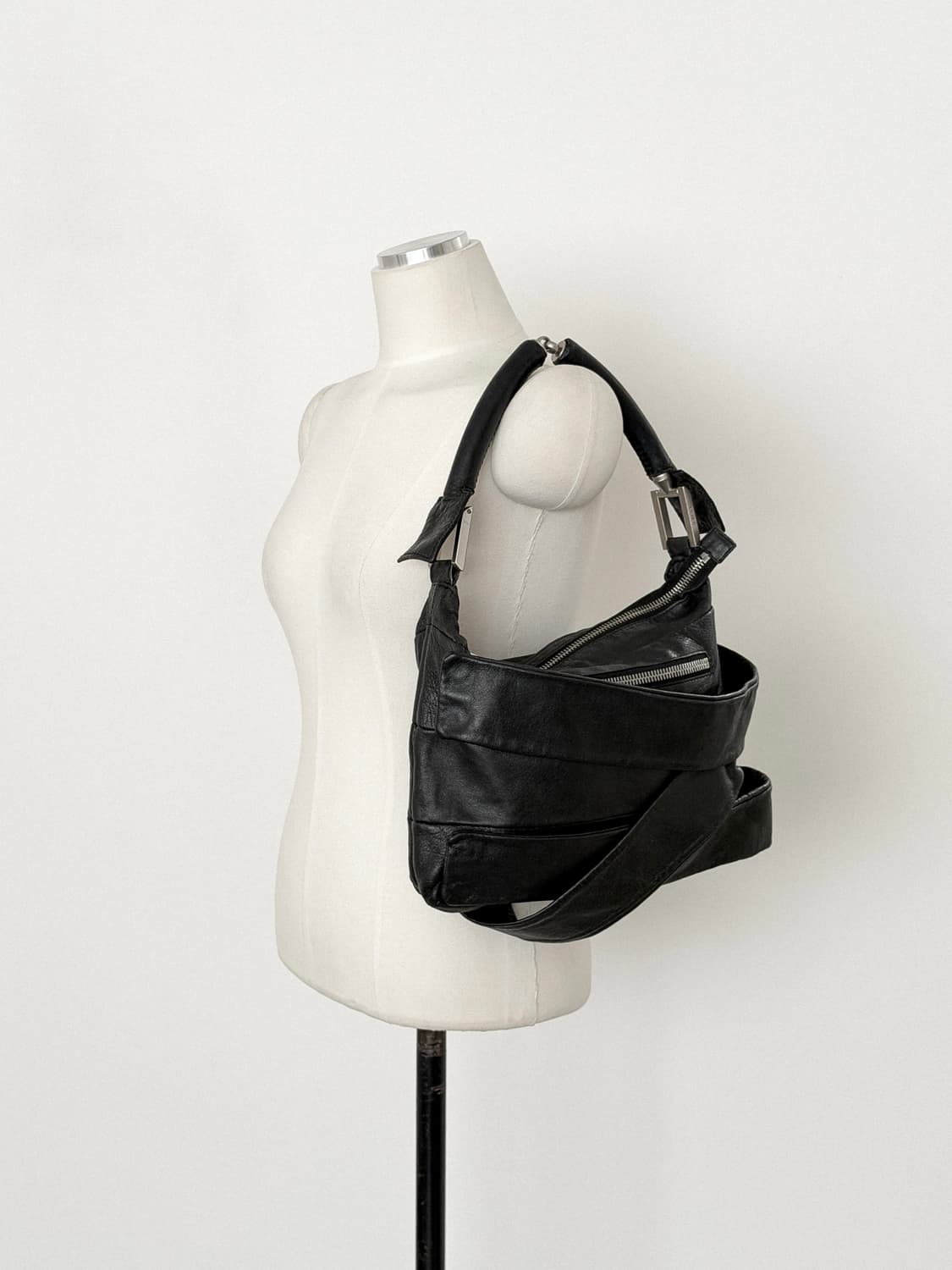 펜디 드레이프 랩 카프스킨 호보백 상품이미지1