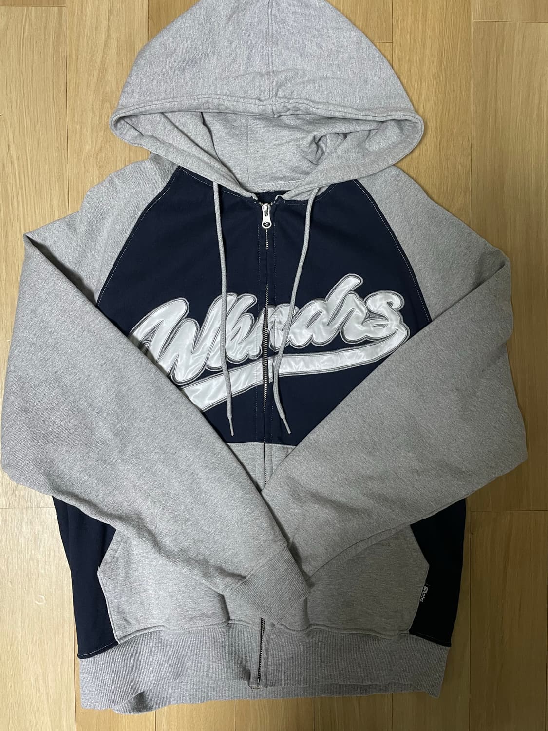 위캔더스 BASEBALL SCRIPT ZIPUP HOODIE (NAVY) 상품이미지5