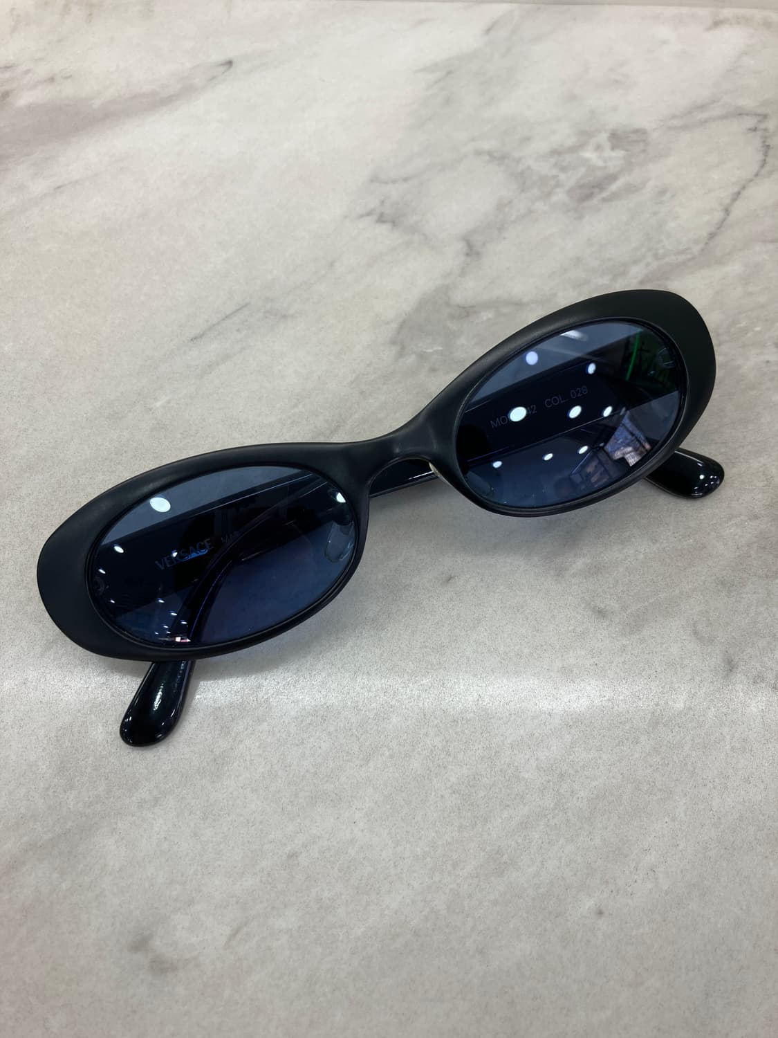 베르사체 VERSACE 매트 블랙 오벌 선글라스 상품이미지1