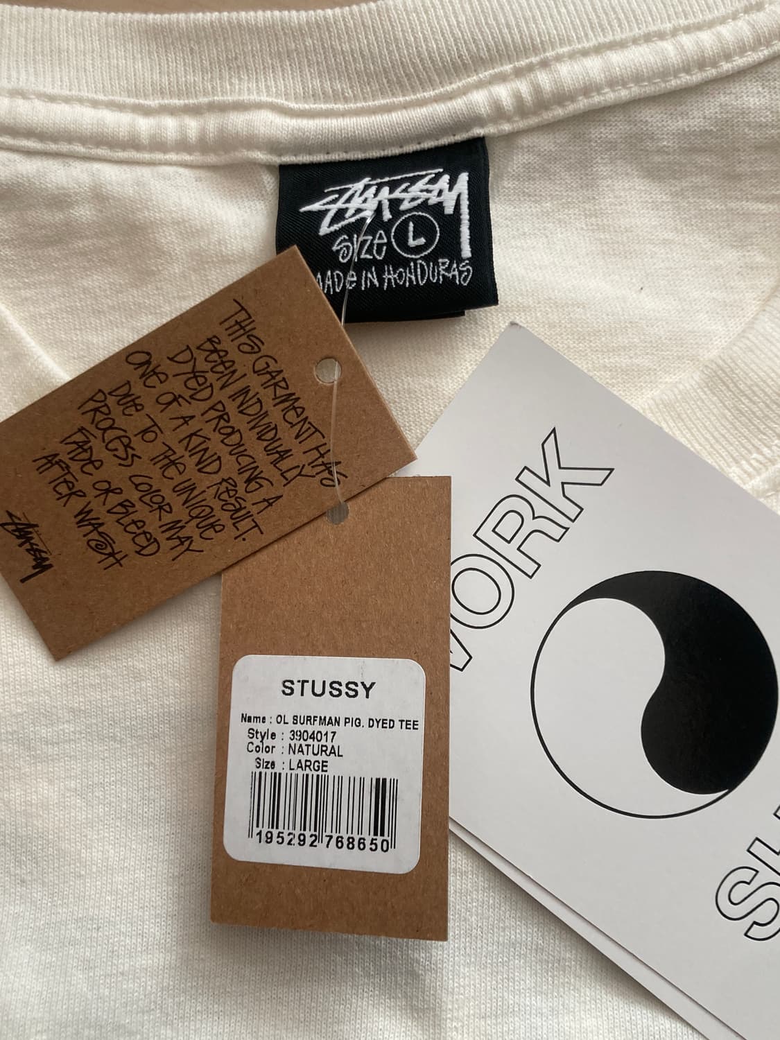 [L]스투시 x 아워레가시 서프맨 피그먼트 다이드 티셔츠 내츄럴 상품이미지2