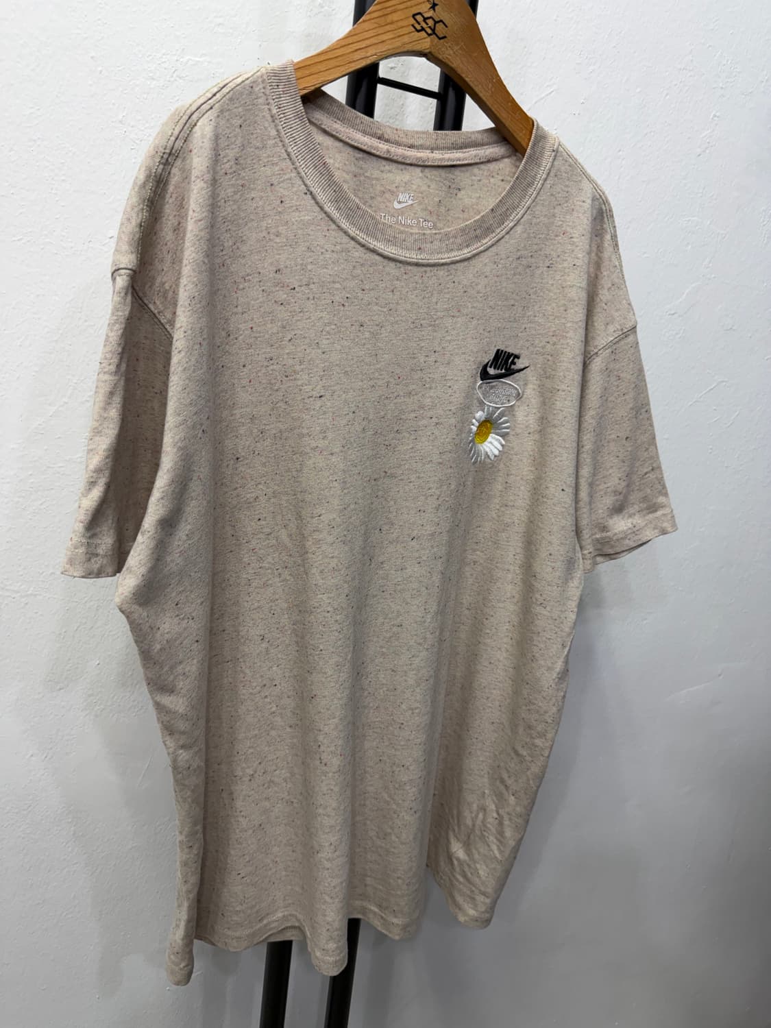 정품) 나이키 루즈핏 플라워 자수 반팔 티셔츠 XL 상품이미지2