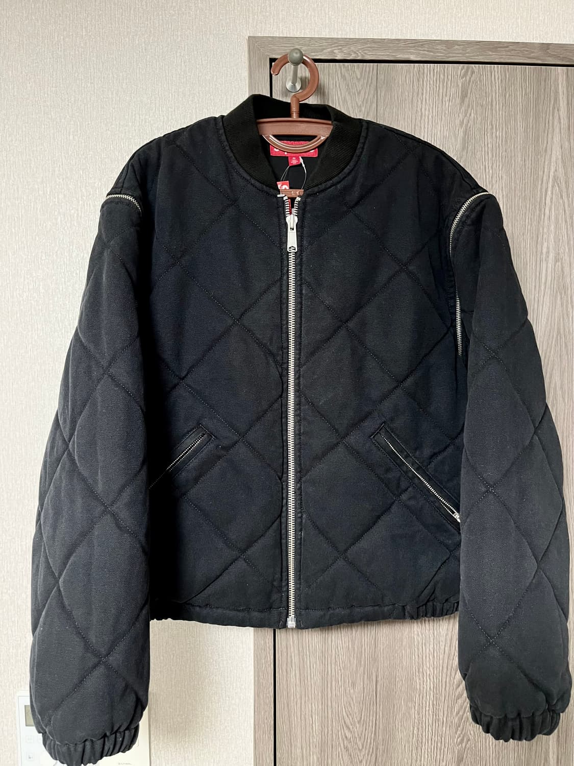 급처)슈프림의 퀼팅 봄버 자켓 블랙 색상 M 사이즈 상품이미지1
