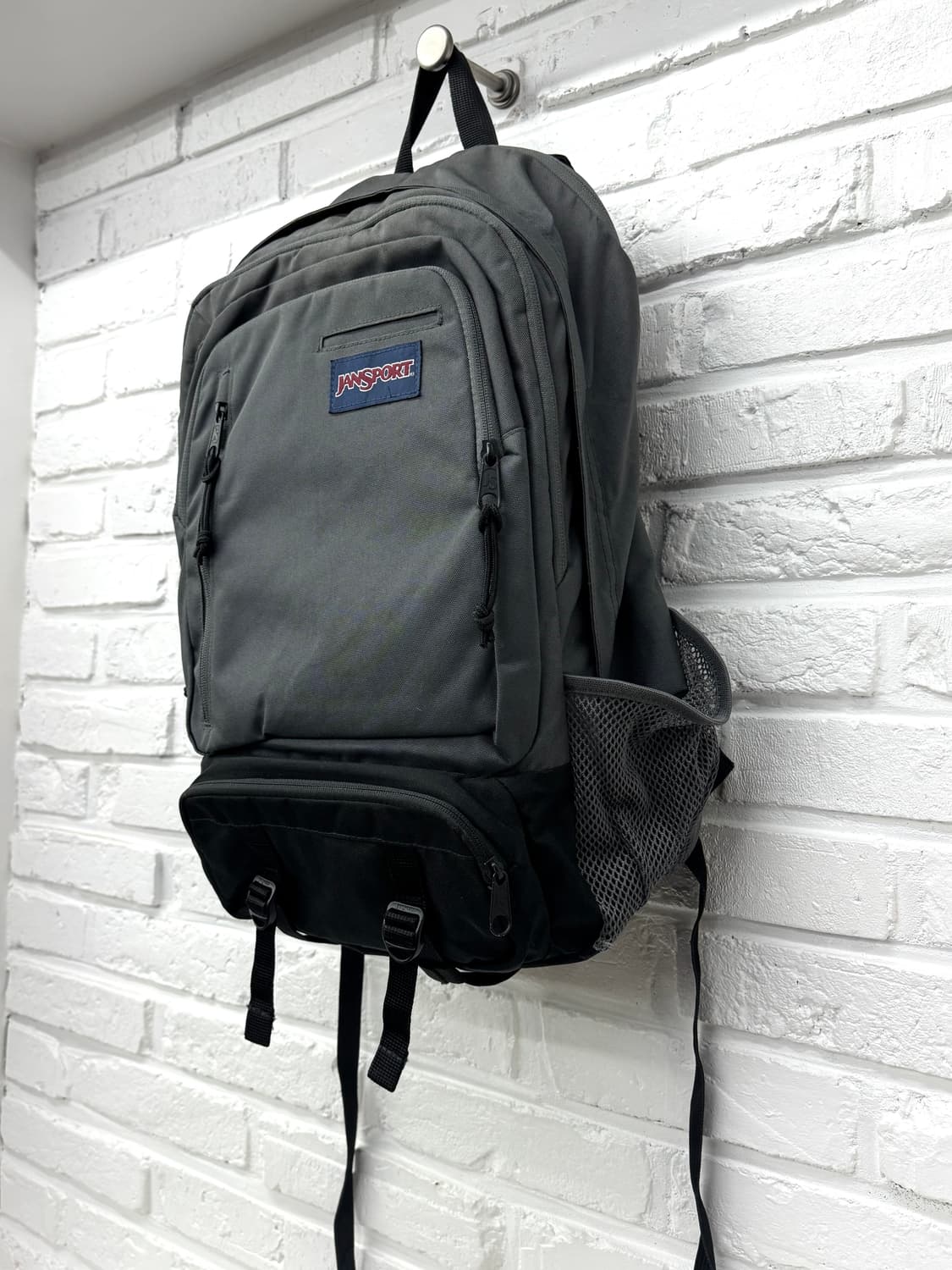잔스포츠 그레이 엔보이 백팩 상품이미지3