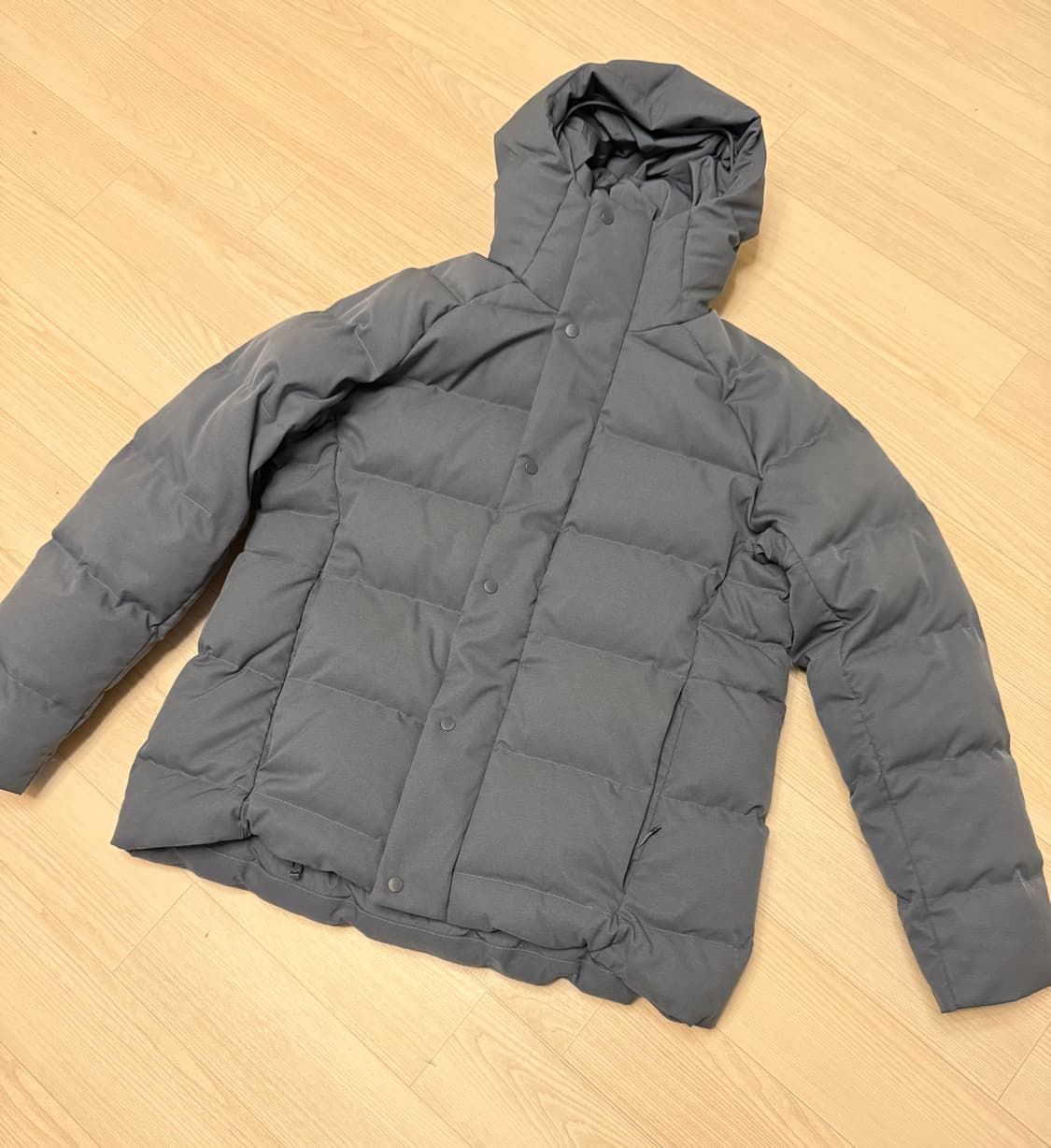 룰루레몬 남성 구스다운 패딩 M사이즈입니다. 색상은 무난한 하늘빛색상 , 상품이미지1