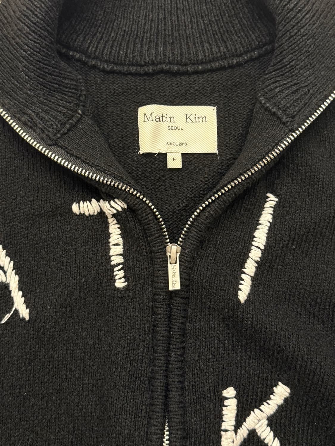 마뗑킴 자수 로고 니트 집 업 블랙 상품이미지2