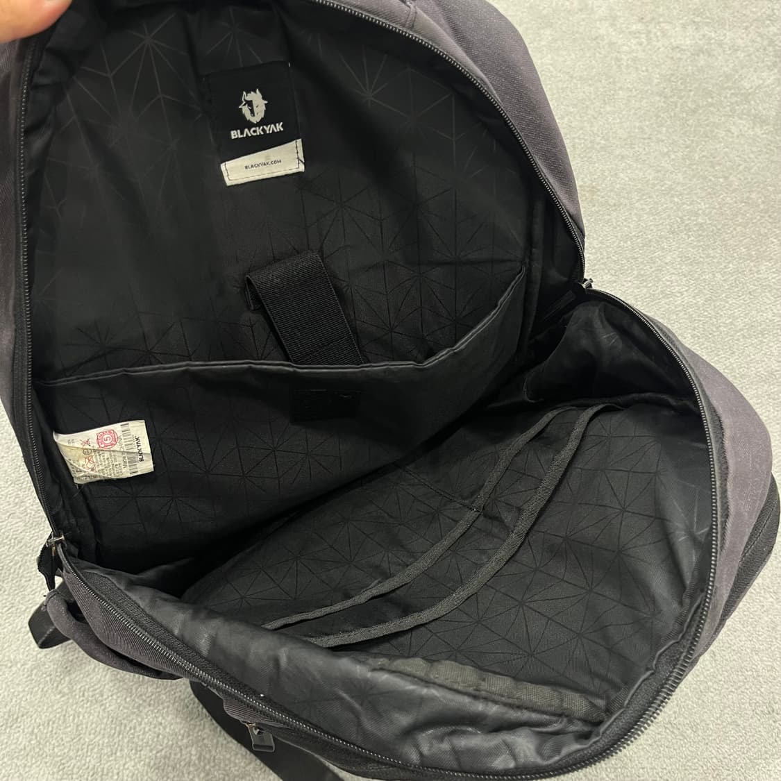 블랙야크 차콜 백팩 상품이미지3
