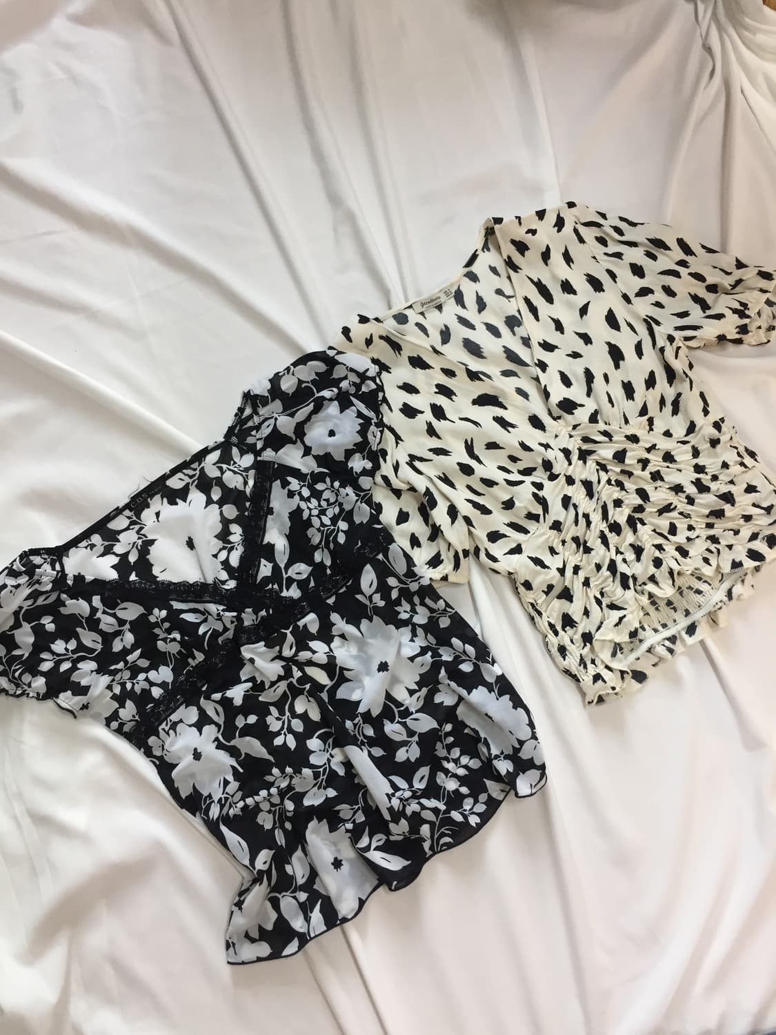 패턴 셔링 블라우스 상품이미지1