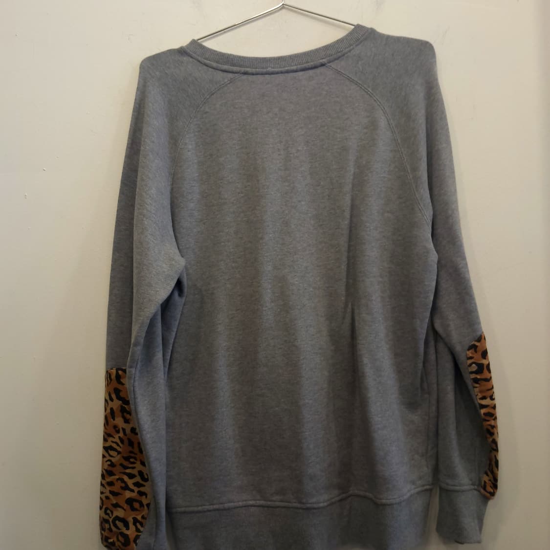 아디다스 스트릿 레오파드 로고 맨투맨 상품이미지5