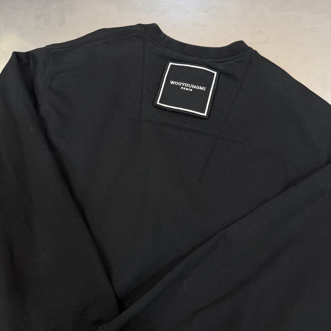 우영미 스퀘어 라벨 맨투맨 상품이미지3