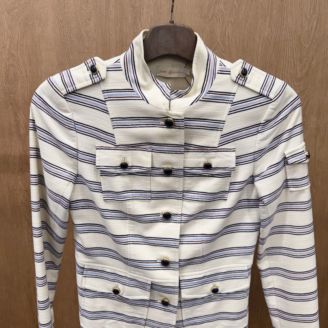 토리버치 테일러드 자켓 블루 스트라이프 패턴 견장 디테일 레귤러핏 화이트 상품이미지4