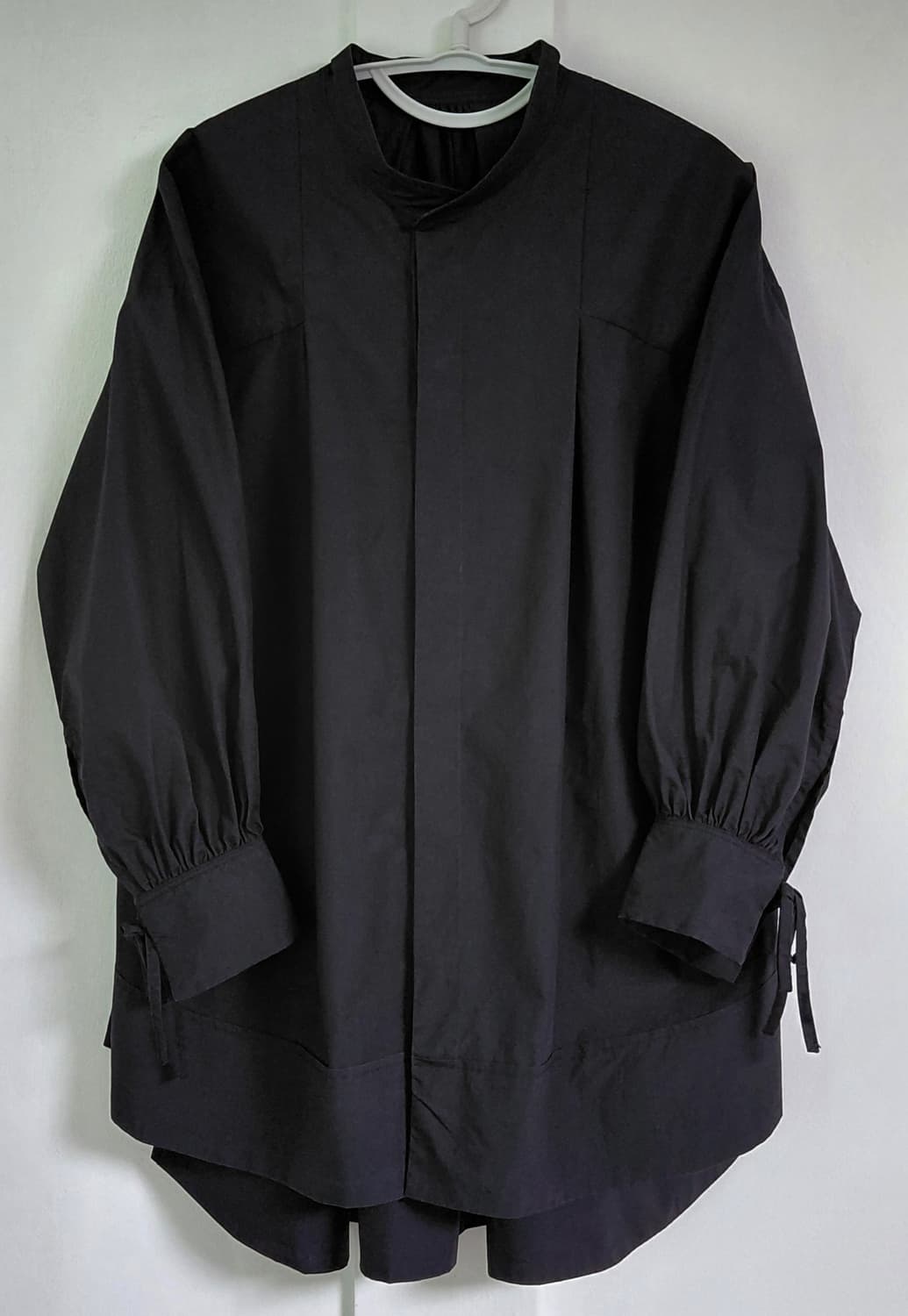 [정품] OMNES Supremo 밴드칼라 볼륨 소매 셔츠 원피스-블랙 상품이미지1