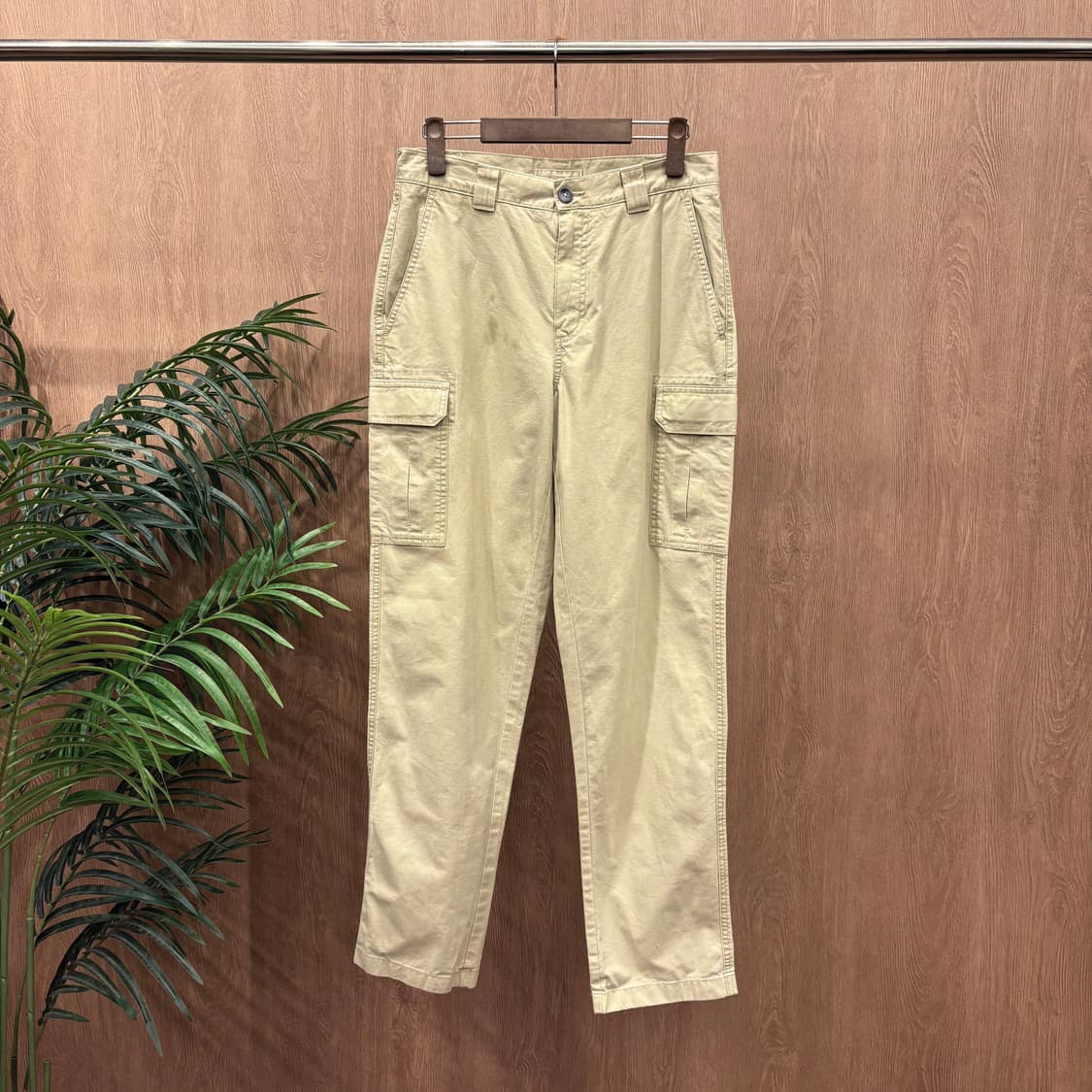 엘엘빈 클래식핏 코튼 카고 팬츠 사이드 플랩 포켓 디테일 샌드 베이지 상품이미지1