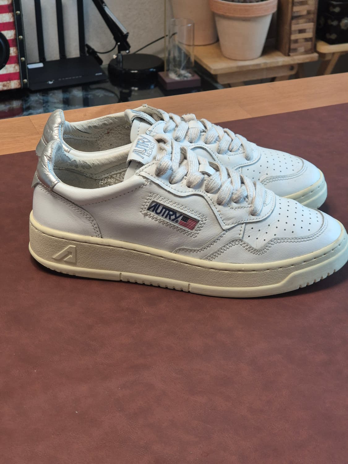 240-245(38) 오트리 메달리스트 로우 스니커  상품이미지1