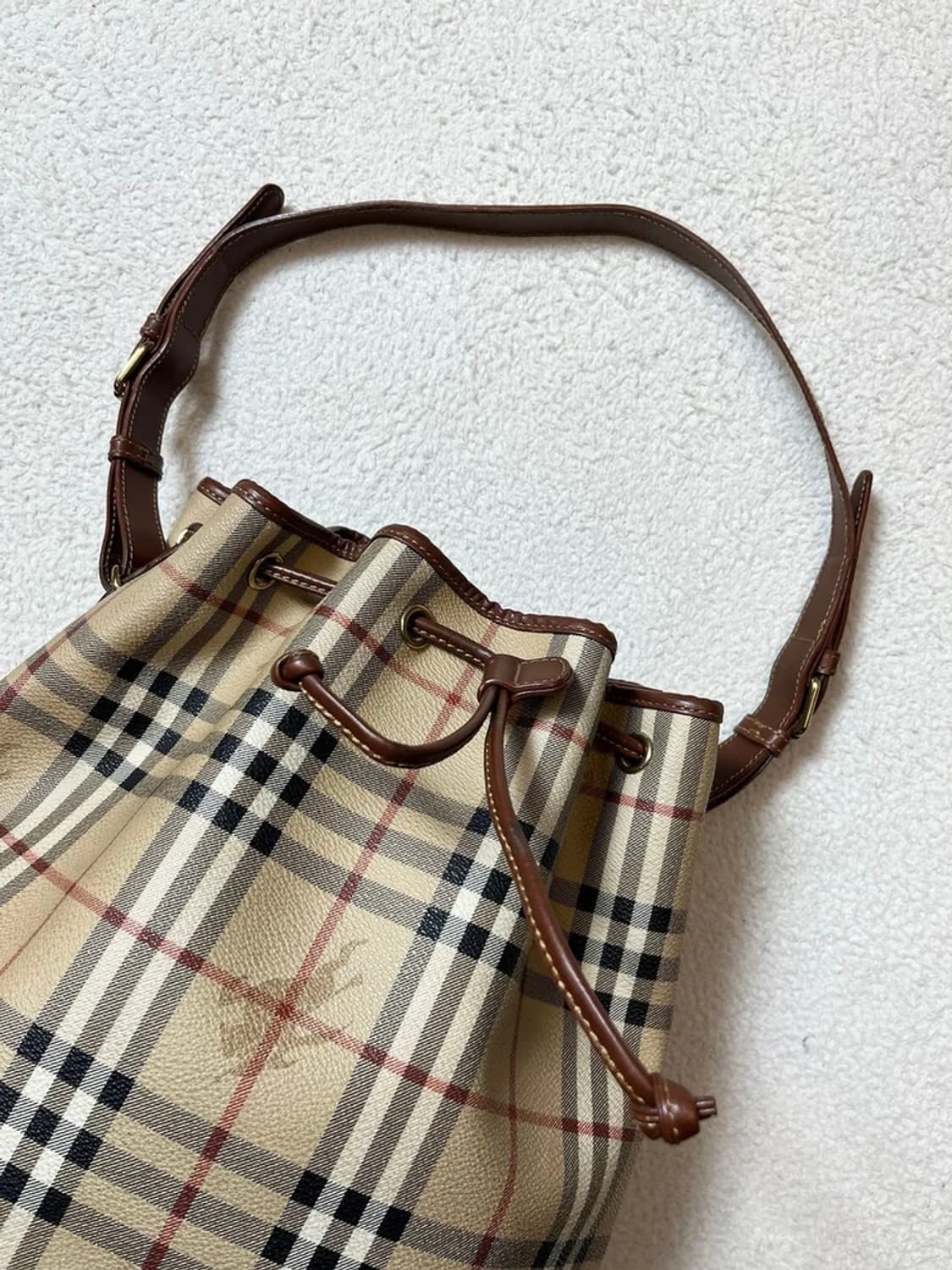 버버리 헤이마켓 체크 버킷백 A1748 상품이미지3