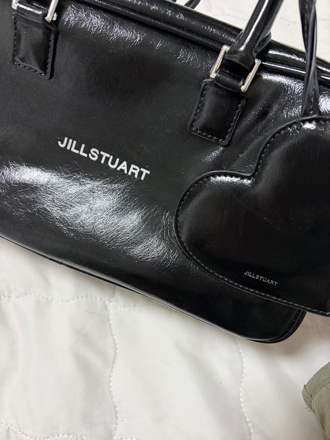 질스튜어트 하트참 토트백 - 블랙 (S) 상품이미지3