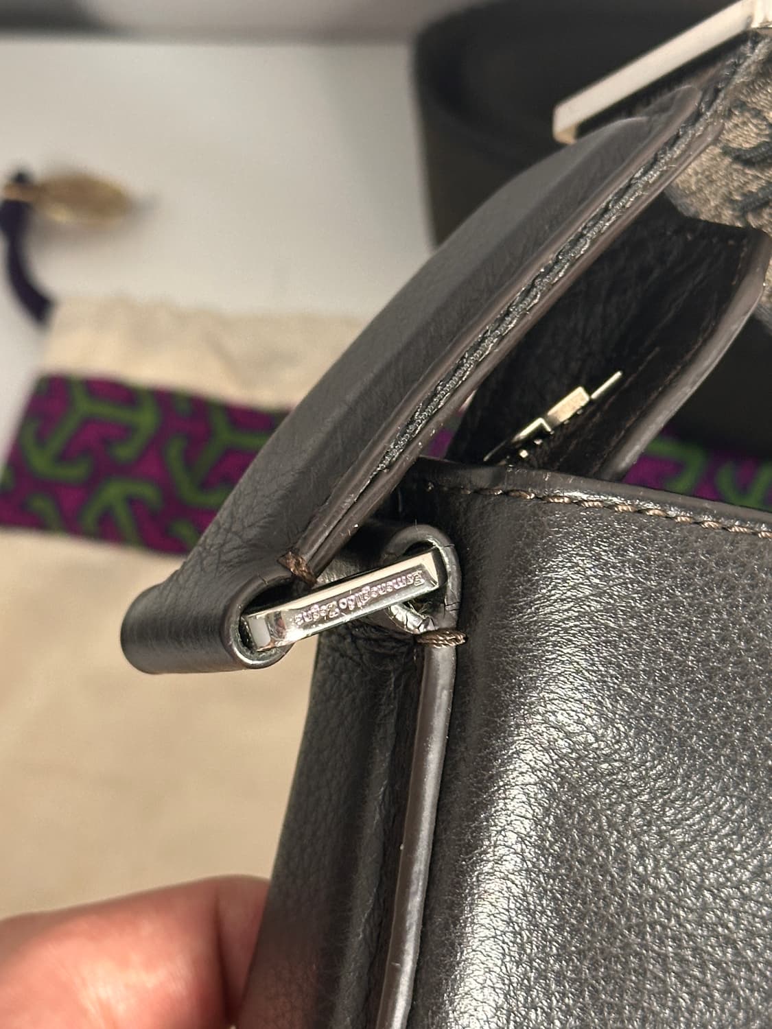 에르메네질도 제냐 페블레더 크로스백 – 이탈리안 모던 클래식 상품이미지5