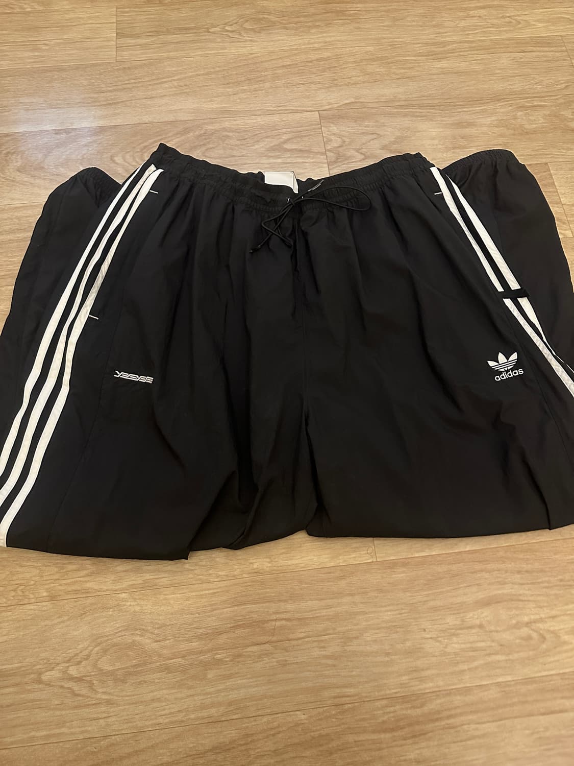 아디다스 x 예스아이씨(Yeseyesee) 콜라보 나일론 삼선 트랙 팬츠 상품이미지1