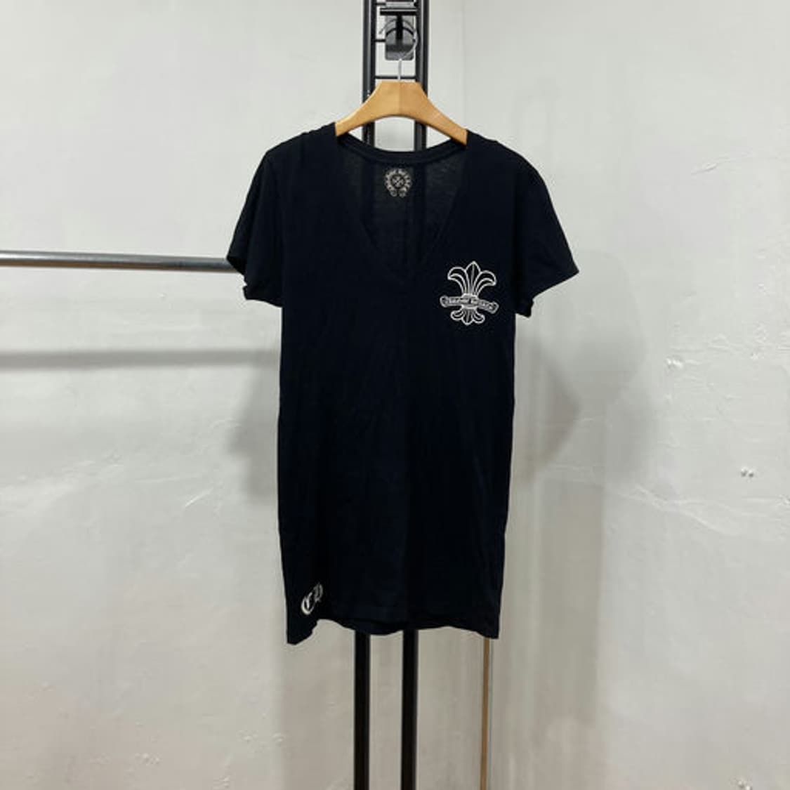 크롬하츠(Chrome Hearts)로고 프린팅 블랙 브이넥 반팔 티셔츠 상품이미지2