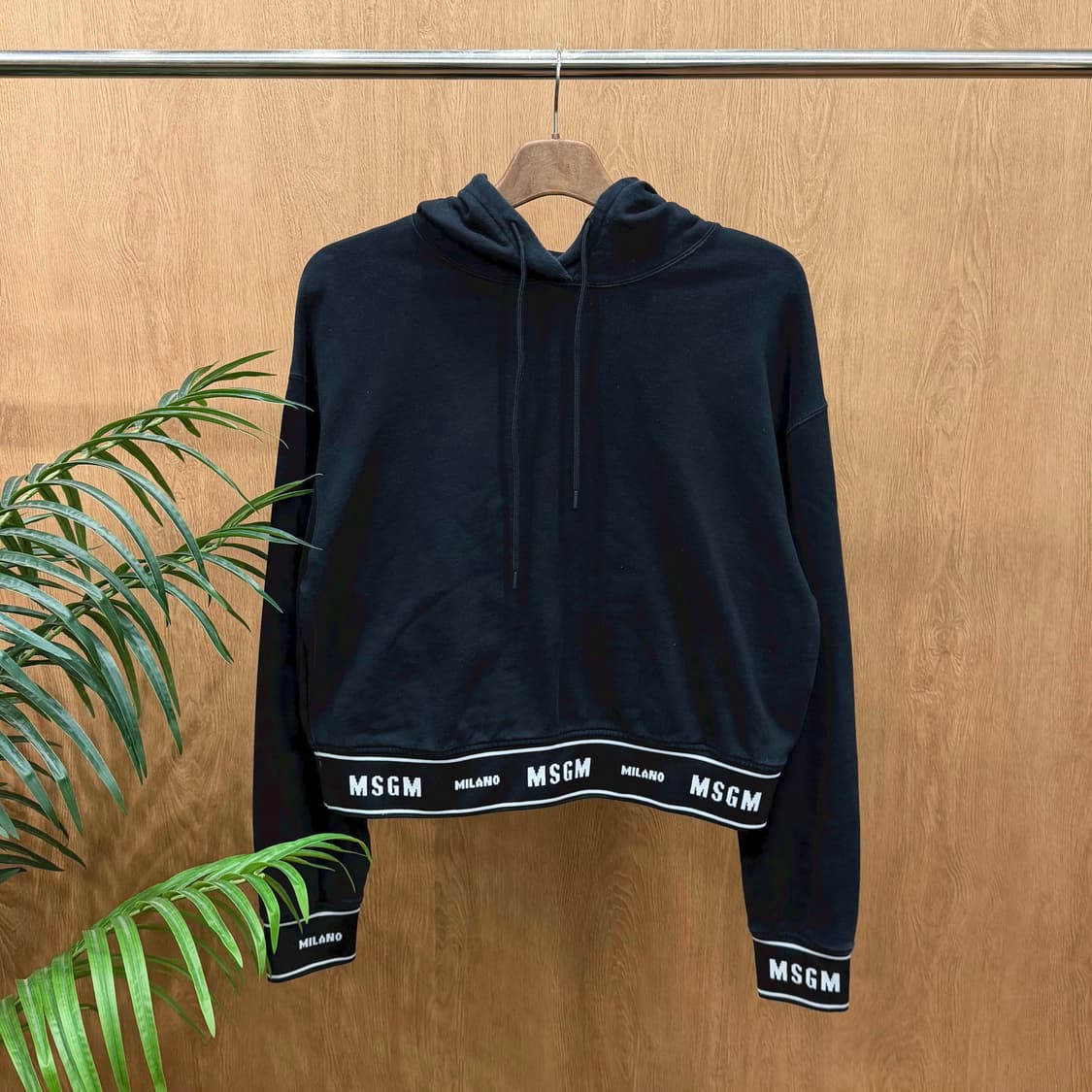 MSGM 크롭 긴팔 후드 티셔츠 밑단 소매 로고 밴드 스트링 디테일 블랙 상품이미지1