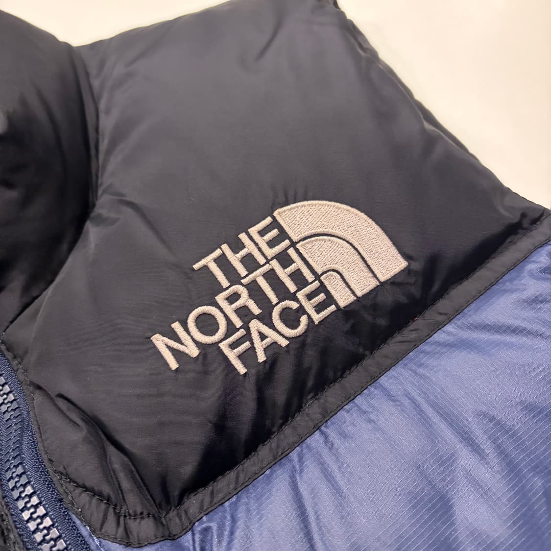 [85] 노스페이스 700 다운 눕시 패딩 조끼 블랙/네이비 D213 상품이미지4