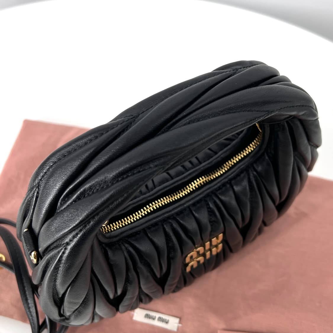 미우미우 완더 마테라쎄 여성 호보백 블랙 (5BP078) 상품이미지8