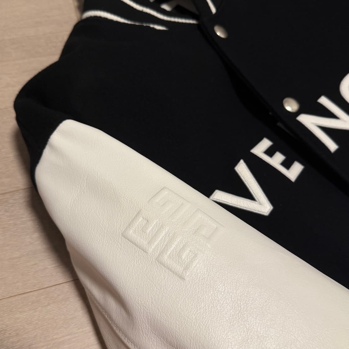 지방시 울 레더 바시티 자켓 블랙 화이트 50 상품이미지6