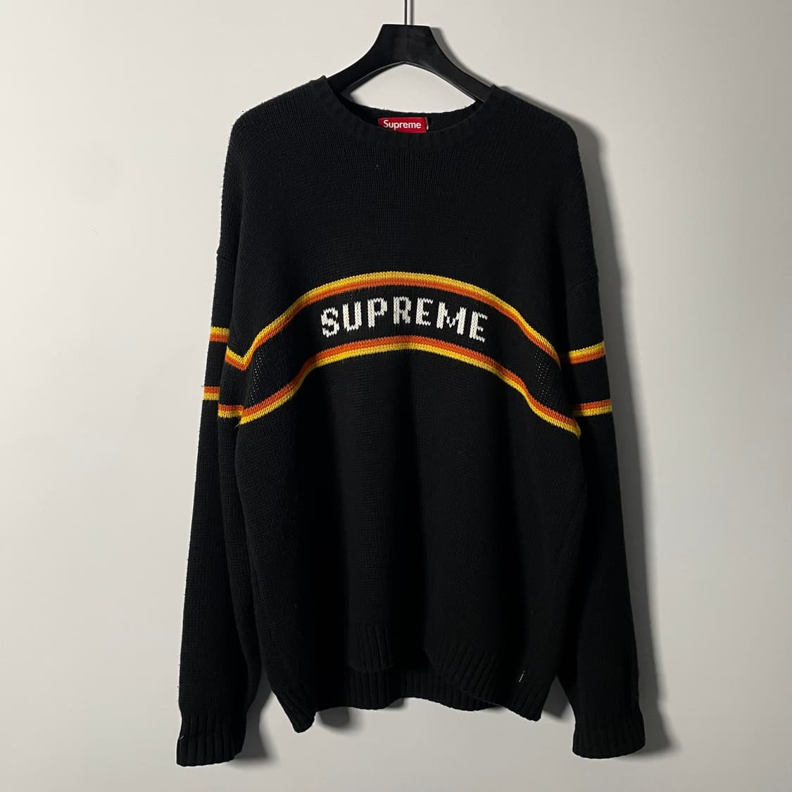 23FW 슈프림 체스트 스트라이프 블랙 니트 (on.379)  상품이미지1